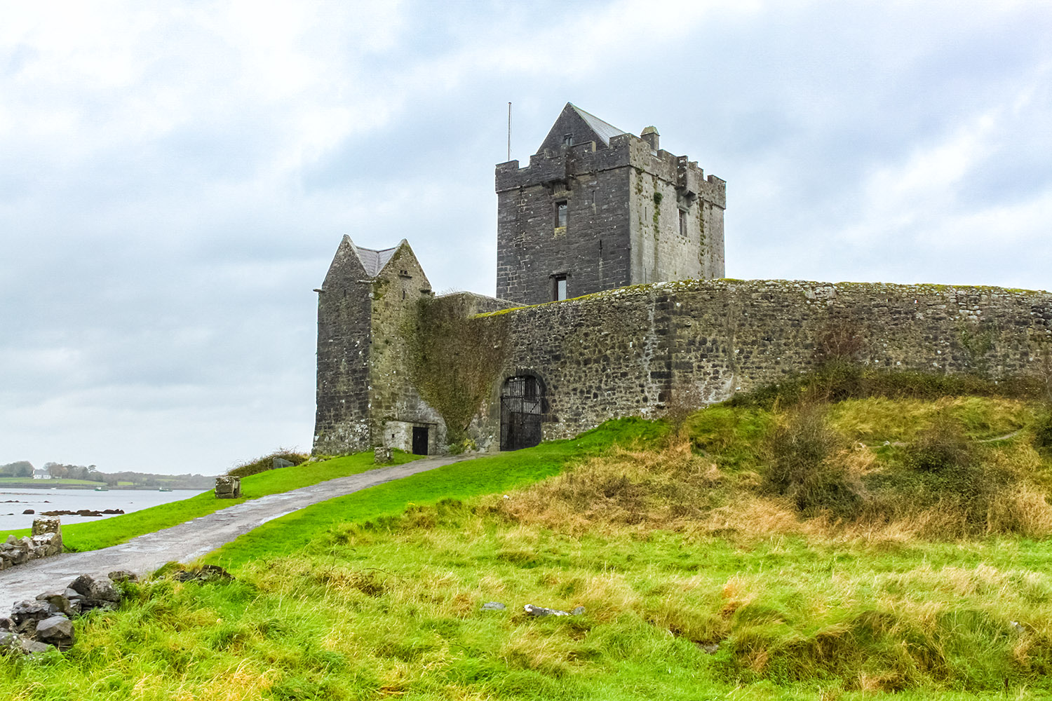 中世を伝えるアイルランド・クレアの古城