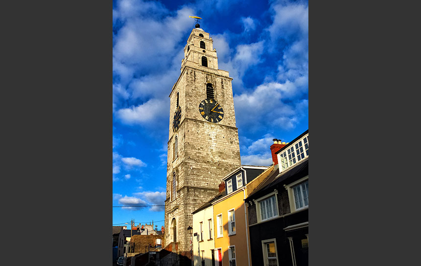 青空に突き出た尖塔、シャンドン教会