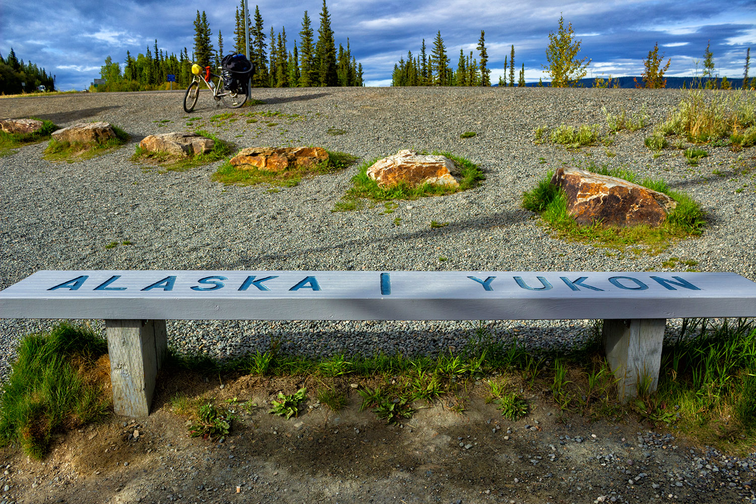 アメリカとカナダをまたにかける アラスカとユーコンの国境ベンチ 無料壁紙 商用利用可の画像素材ならfotoma フォトマ