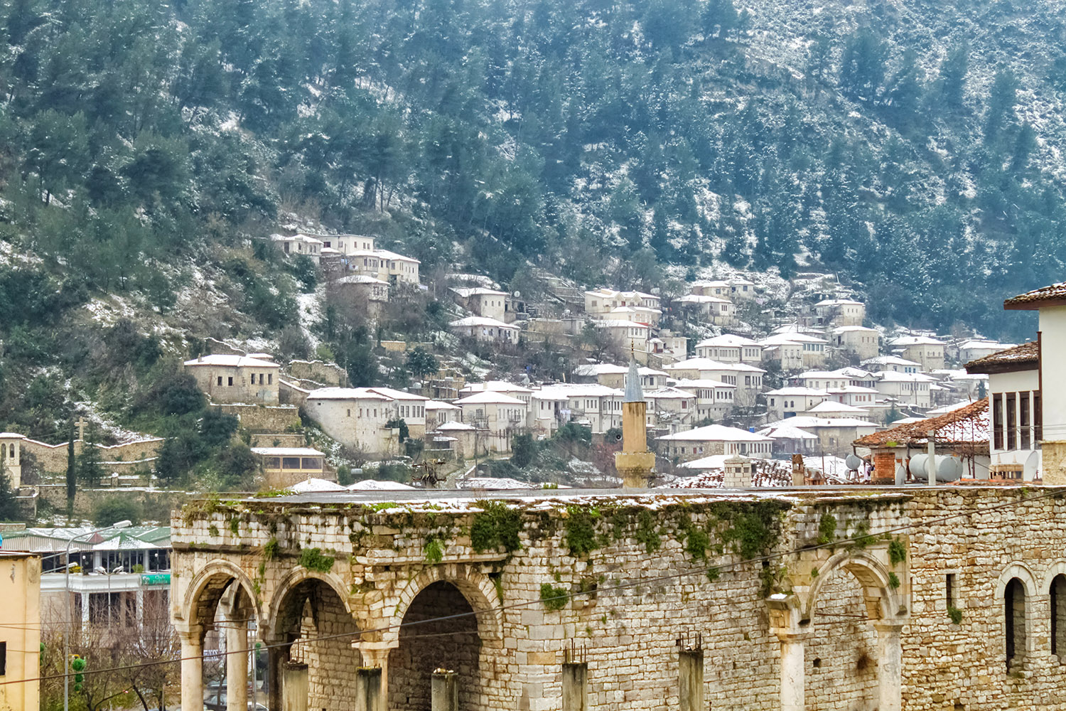 雪が残る千の窓、世界遺産ベラトの風景