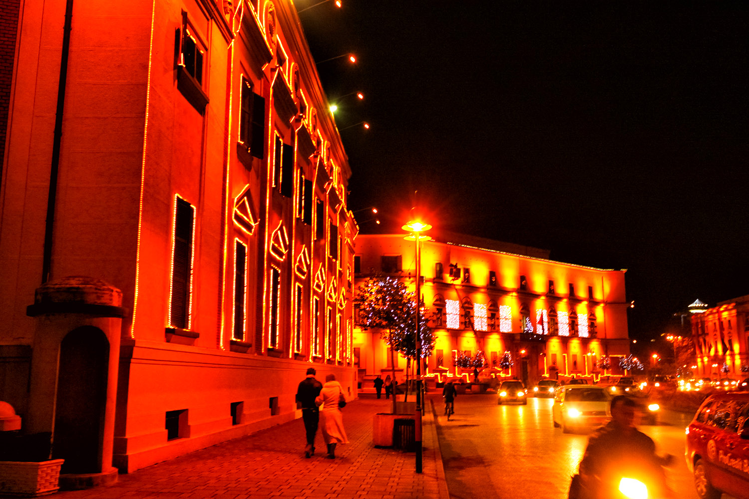 東ヨーロッパ、ティラナの赤い街灯