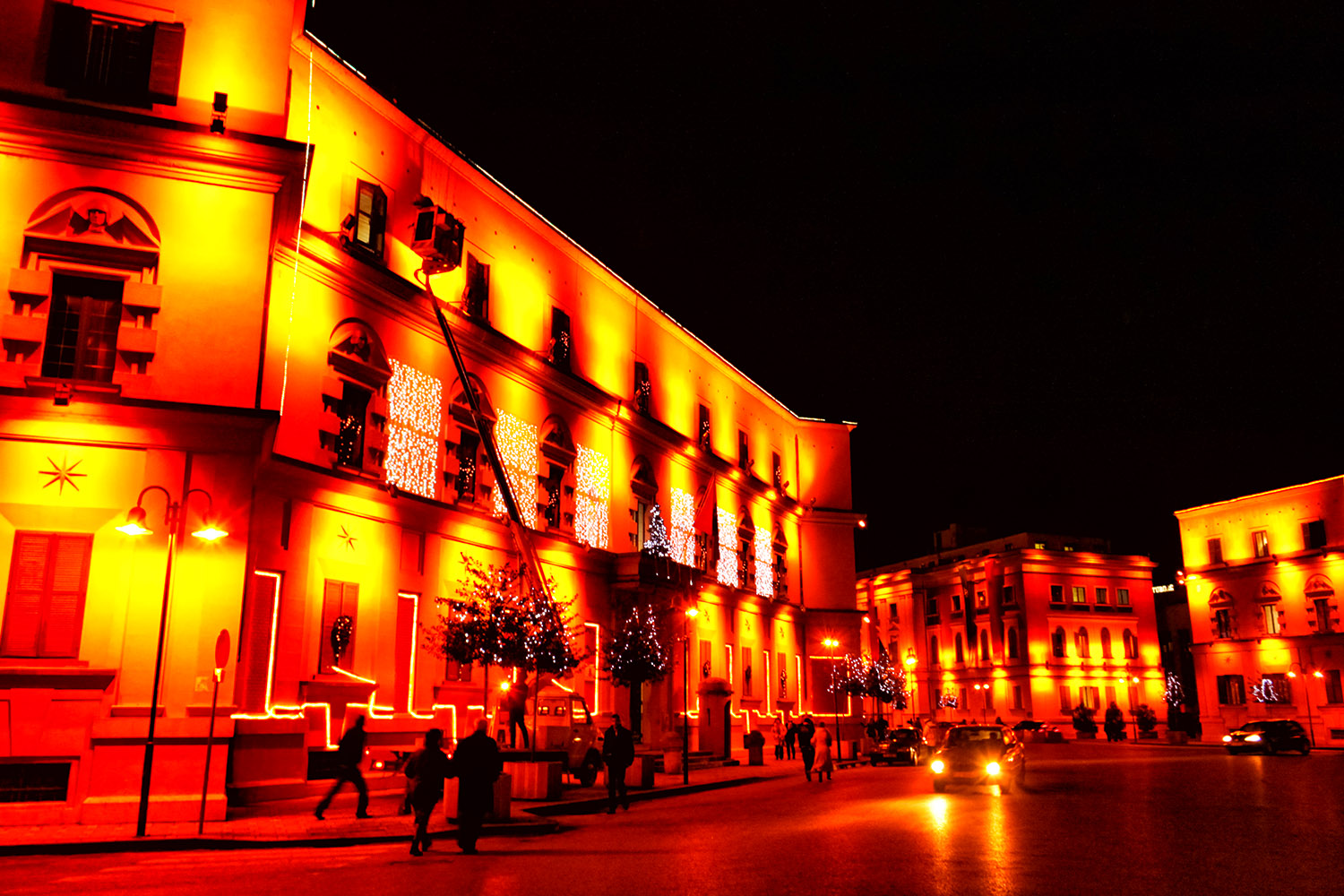 バルカン半島アルバニアの首都ティラナ、夜の繁華街