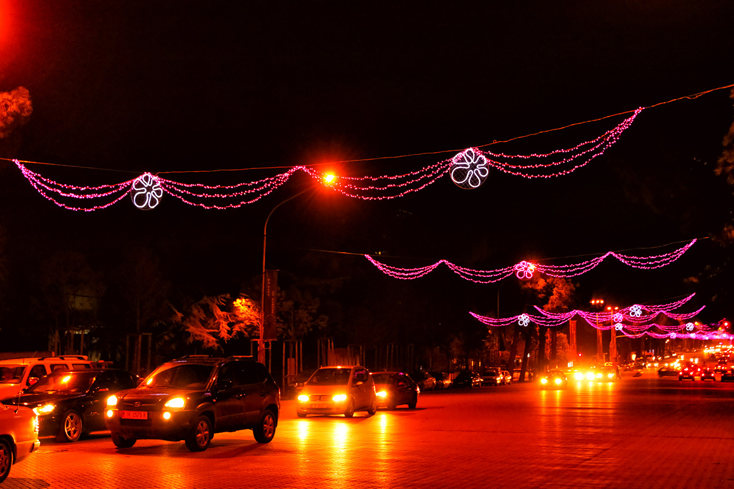 アルバニア首都ティラナ、夜の大通り