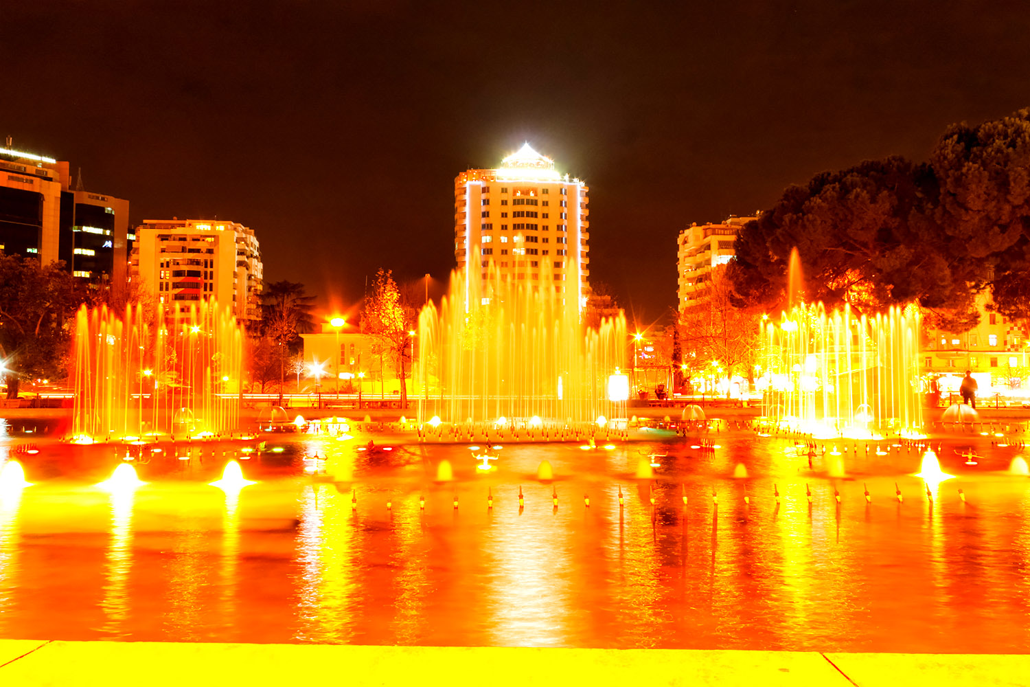 アルバニアの夜景、ティラナにある噴水