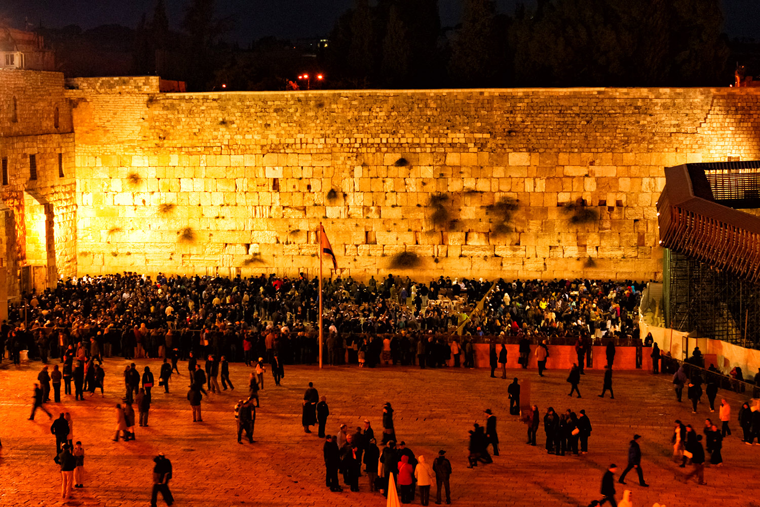 世界遺産エルサレム旧市街、嘆きの壁に向かう人々