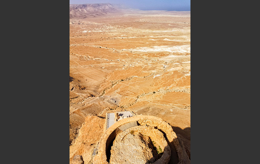紀元前に造られたマサダ要塞から見る砂漠