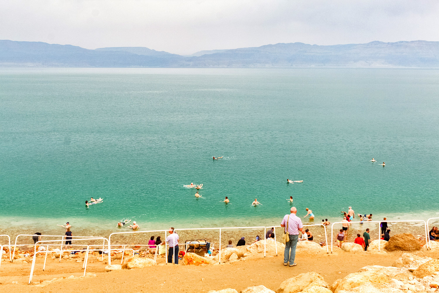 イスラエルで湖水浴が大人気、場所は死海　