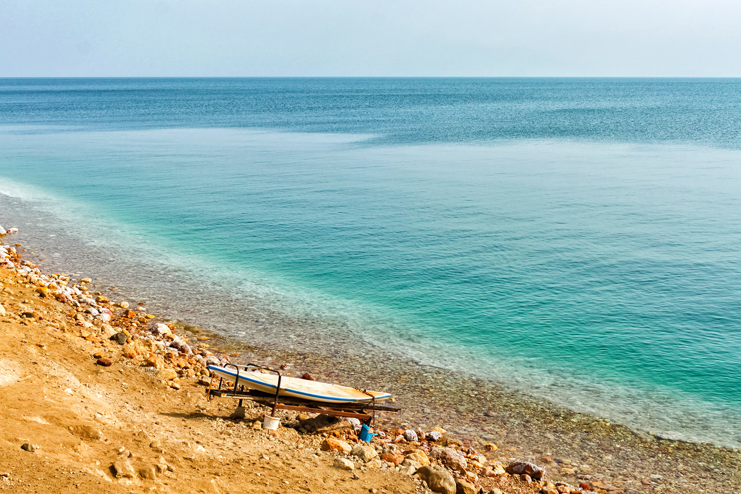 死海でリゾート、断崖を見ながら湖水浴！