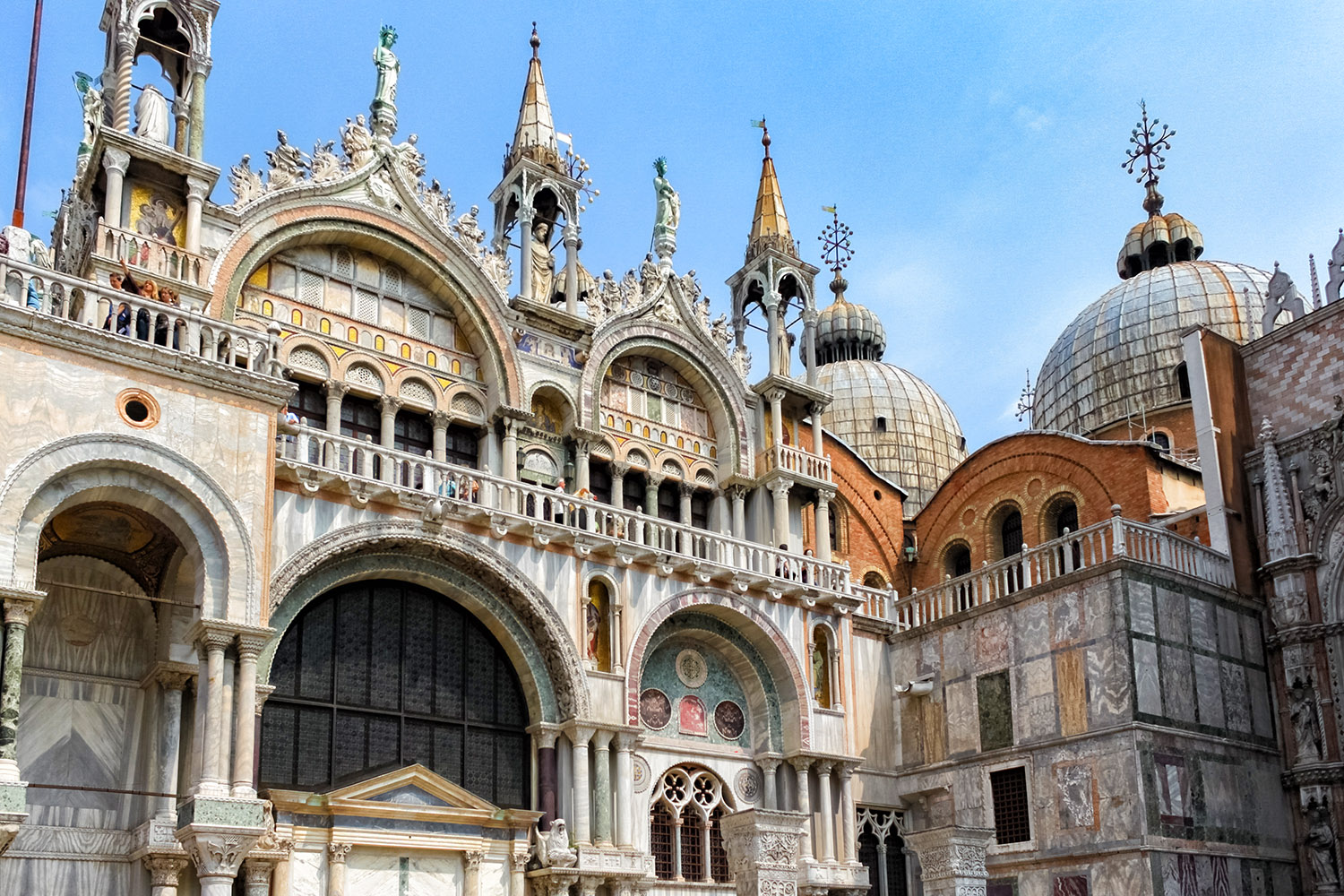 ベネチアの観光スポットはサンマルコ寺院
