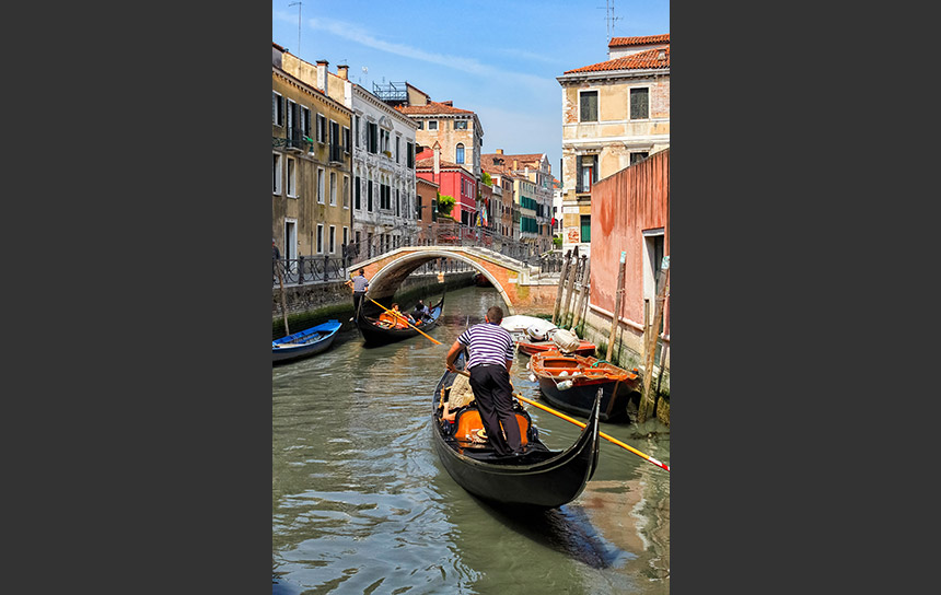 神業！ベネチアの運河を華麗に航行するゴンドリエーレのテクニック