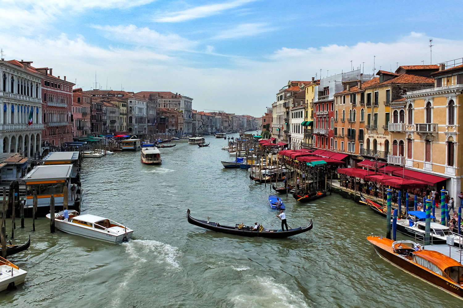 世界有数の観光地、ベネチアの運河を行き交うゴンドラ