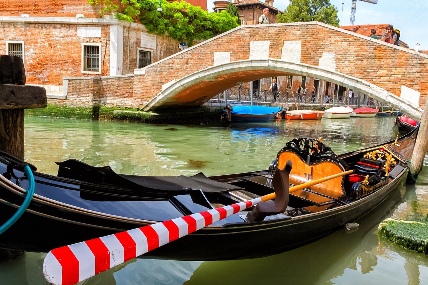 ベネチア運河、黒塗りのゴンドラとオール