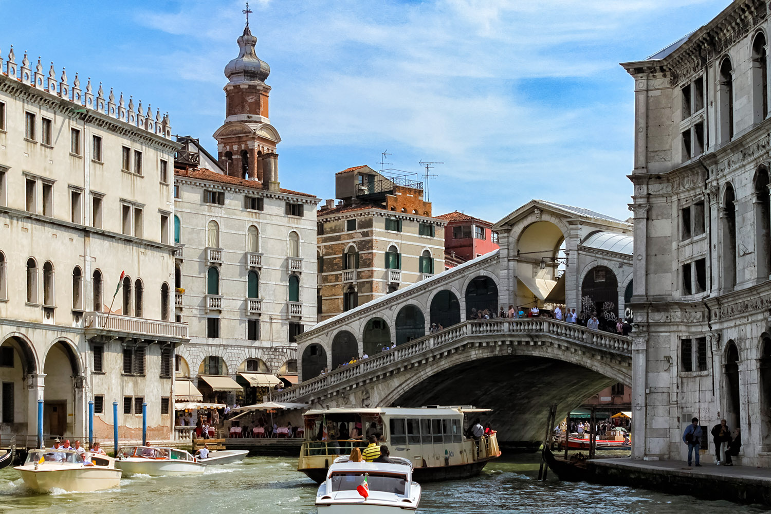 ベネチアの観光スポット、運河とリアルト橋