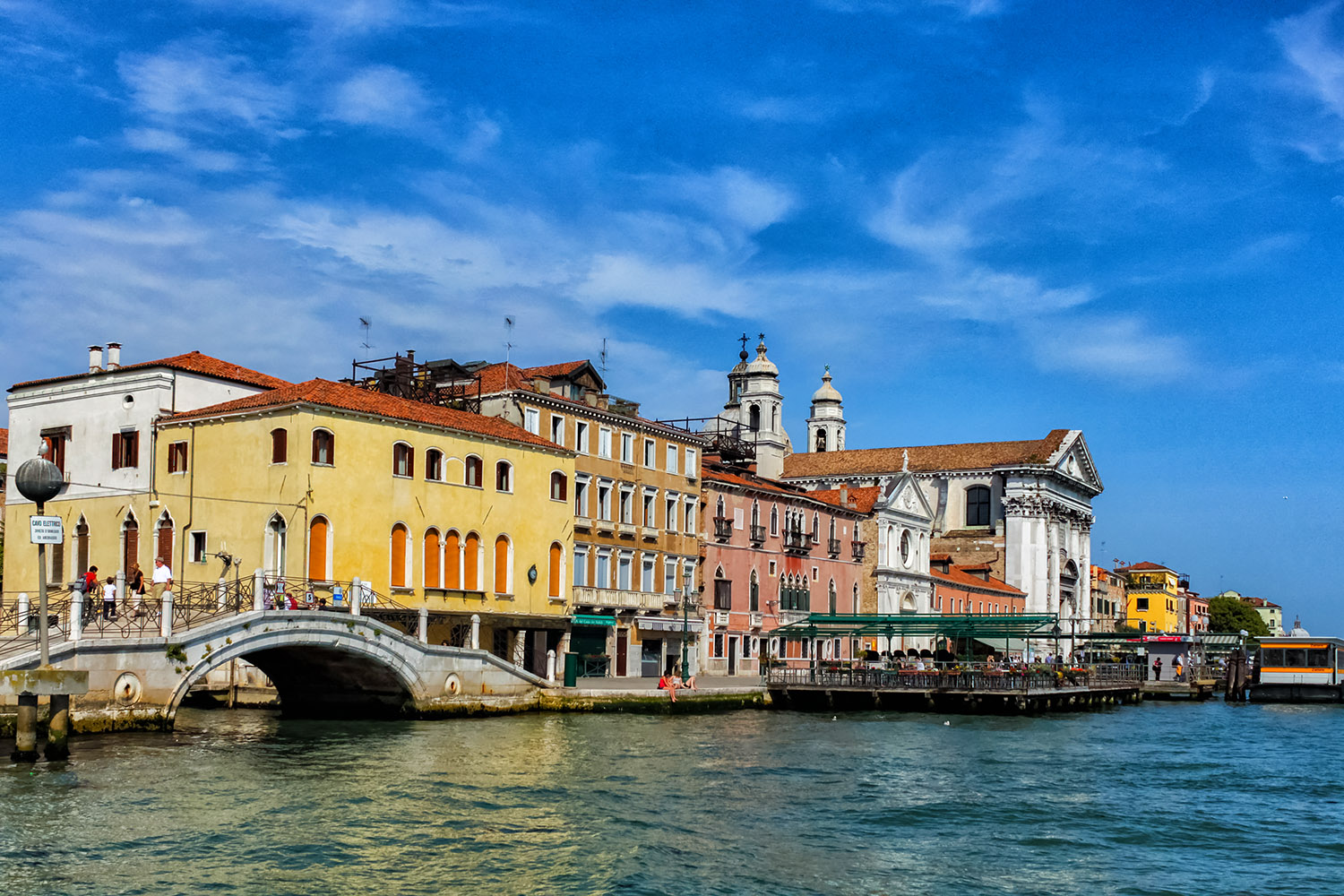 晴天の水の都、ベネチアの運河