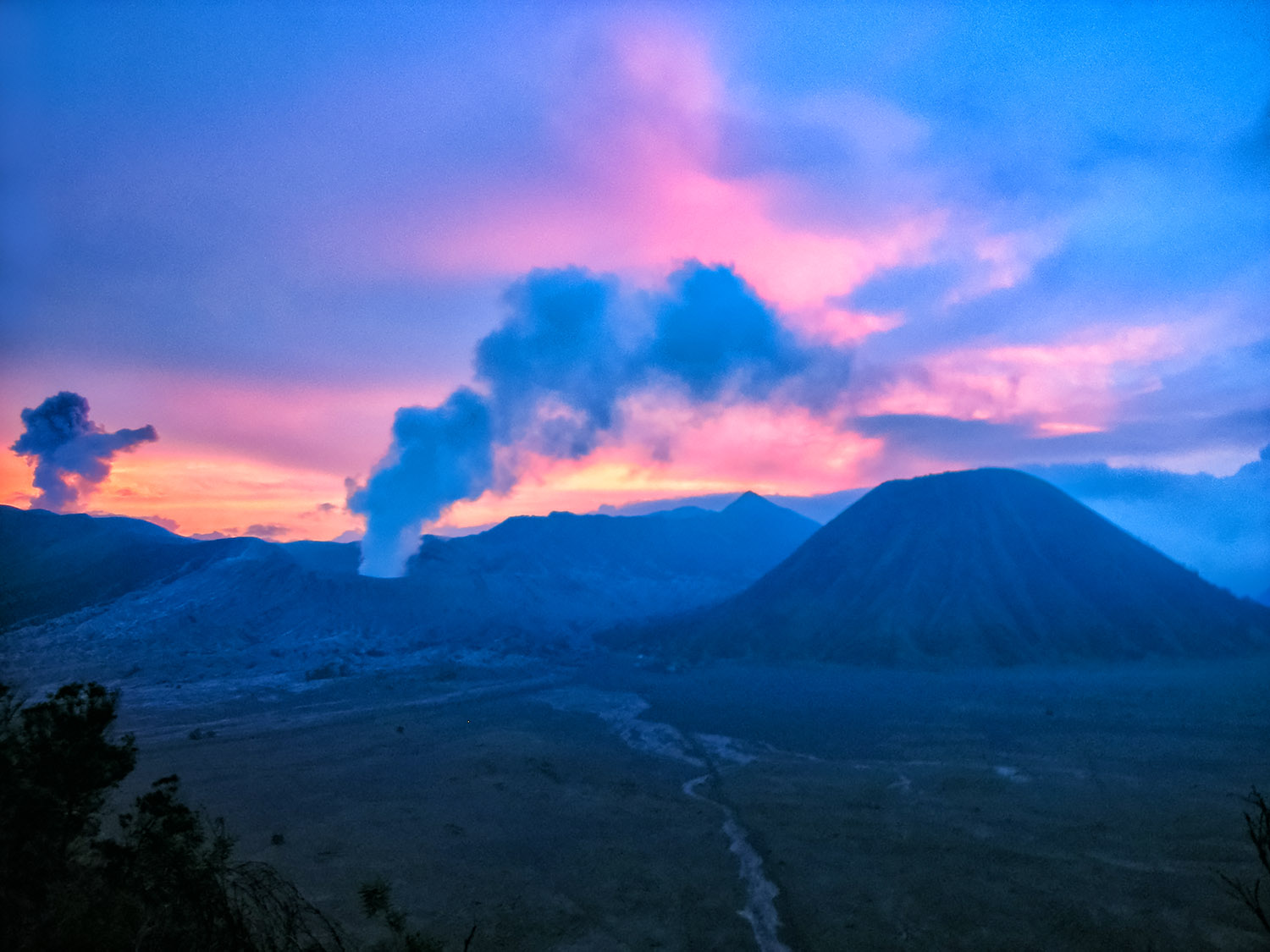 暗闇を染めるジャワ島ブロモ山の噴煙