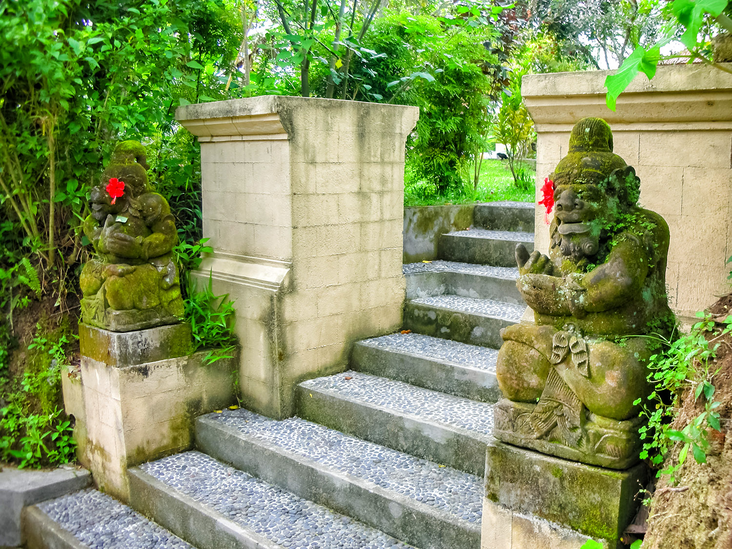 きれいに飾られたバリ島の門