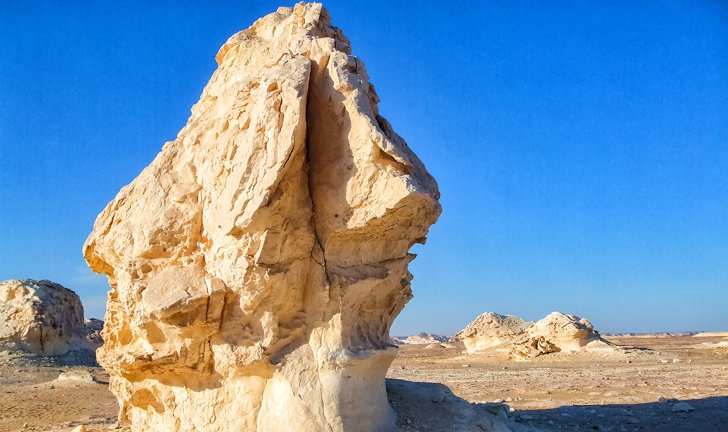 エジプト白砂漠、大地が創造した奇岩
