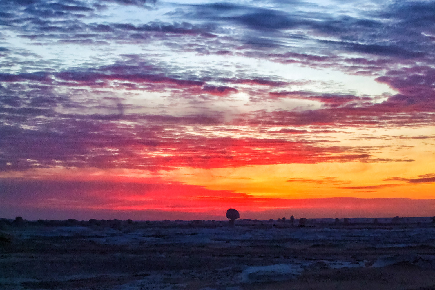 エジプト白砂漠が赤く染まる神秘の景色