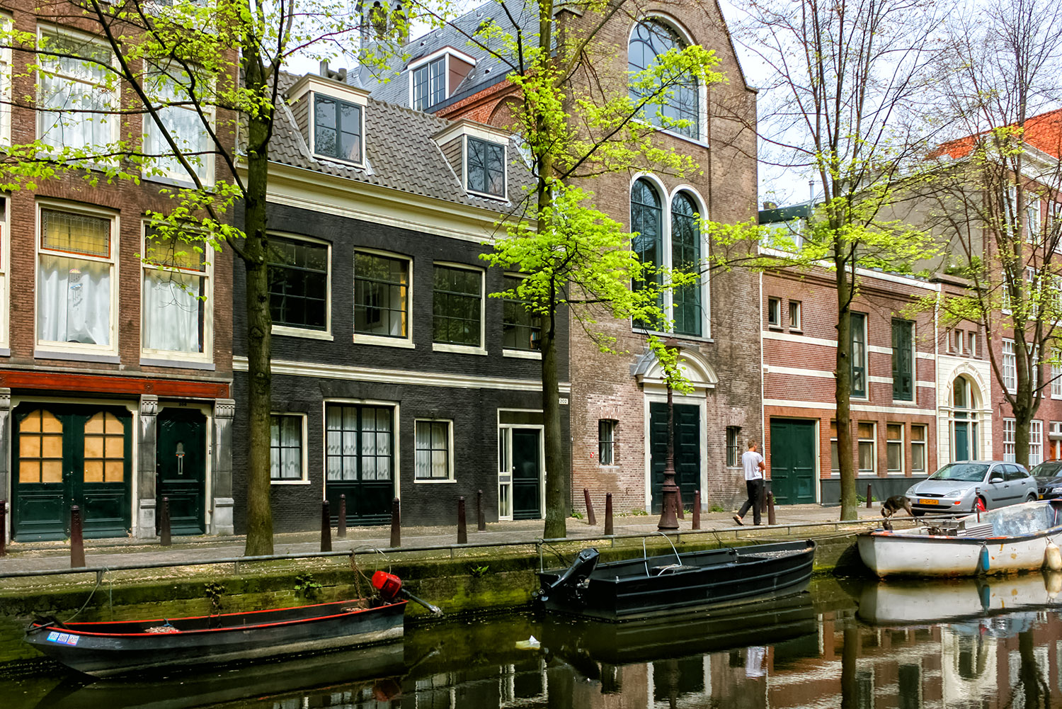 アムステルダムの運河沿いに並んだ家屋