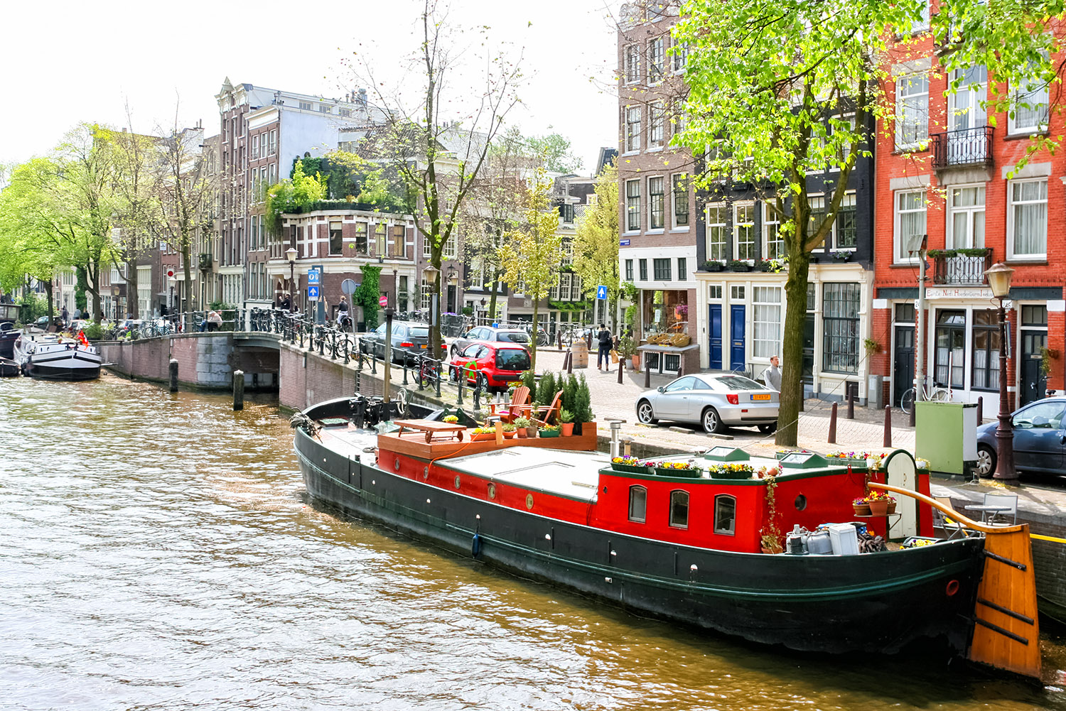 アムステルダムの運河を航行する船舶