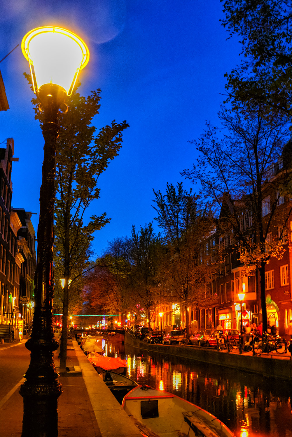 赤い灯りに包まれたアムステルダム夜の街 無料壁紙 商用利用可の画像素材ならfotoma フォトマ