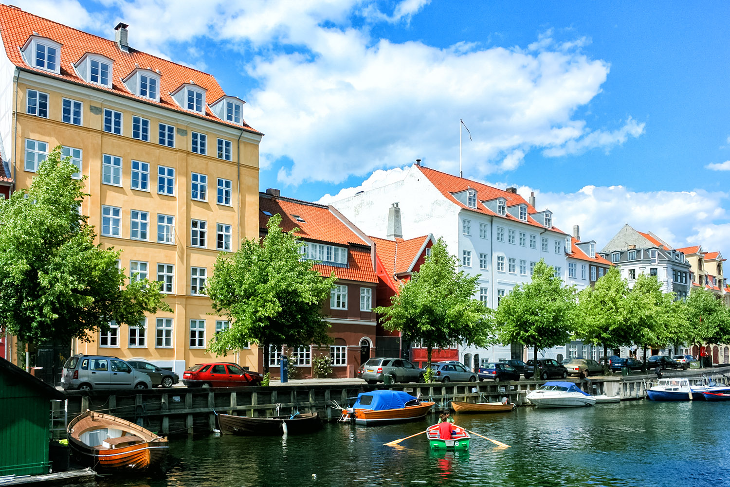 青空と緑が美しいコペンハーゲンの運河 無料壁紙 商用利用可の画像素材ならfotoma フォトマ