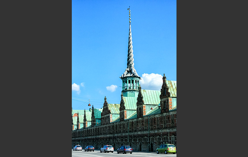 ドラゴンの尖塔がそびえるデンマーク･コペンハーゲンの旧証券取引所
