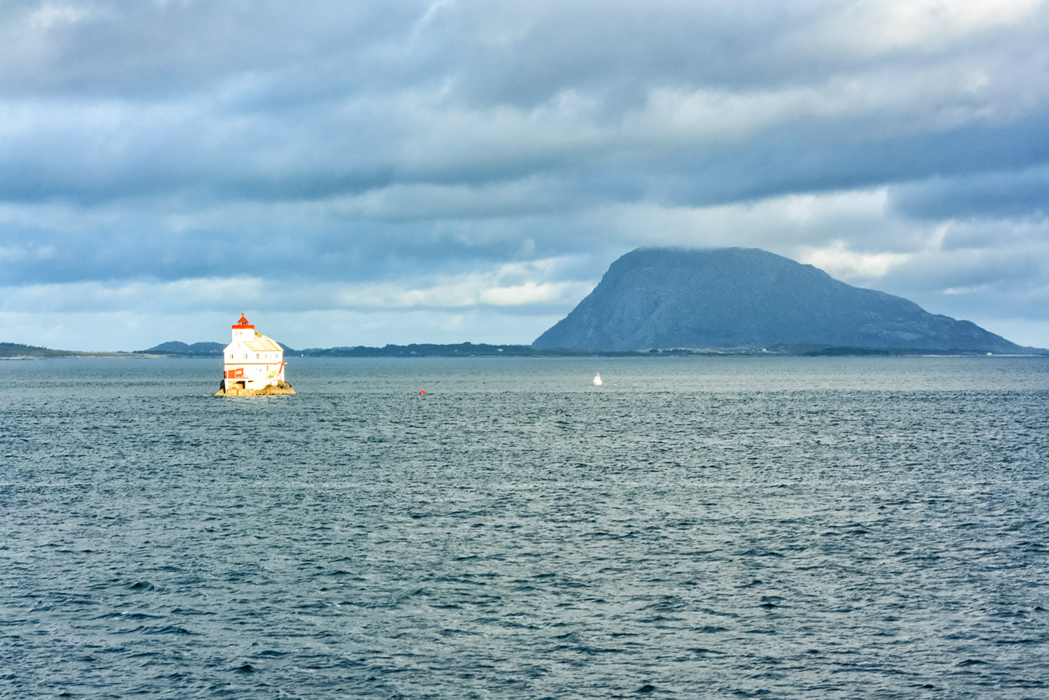 ノルウェー海、北極圏の小島と岩山