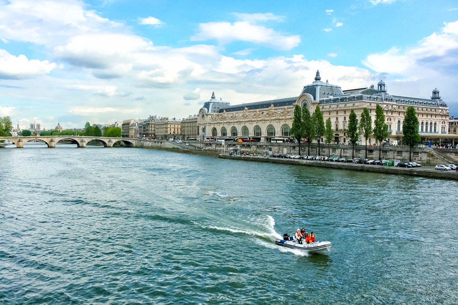 19世紀の芸術が集まったパリのオルセー美術館とセーヌ川