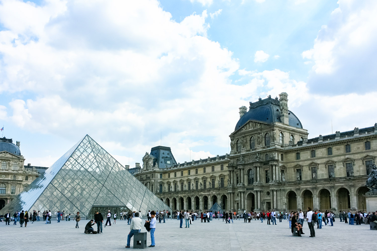 歴史と美術の殿堂、パリのルーブル美術館