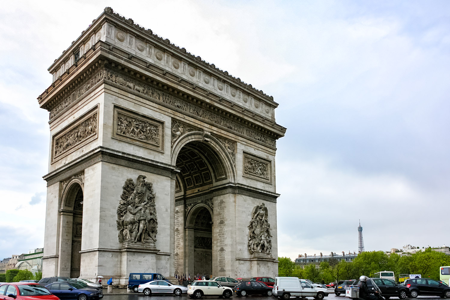 世界中から観光客が訪れるパリのエトワール凱旋門