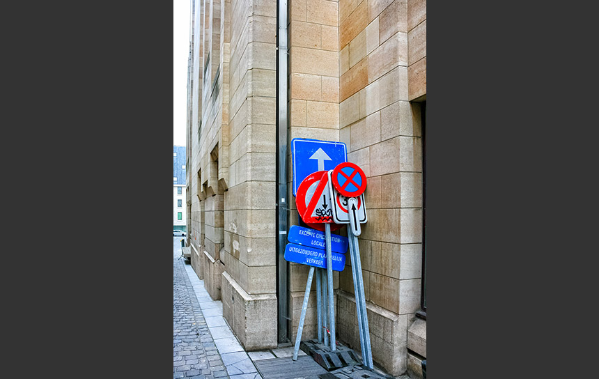 ブリュッセルの街角に積まれた交通標識