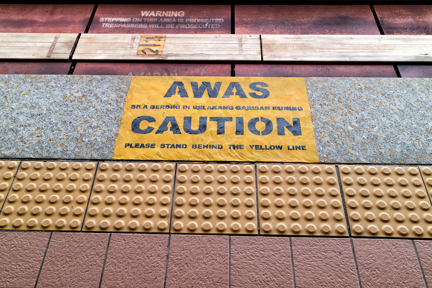 マレーシア・鉄道のホームにある黄色い線の注意