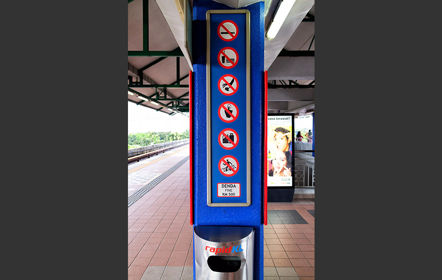 マレーシア・鉄道のホームの標識