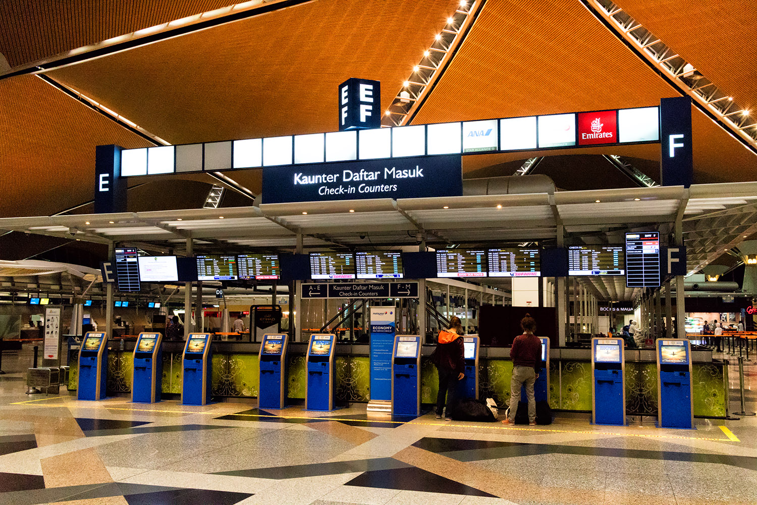 世界のハブ拠点、クアラルンプール国際空港(KUL)チェックインカウンター