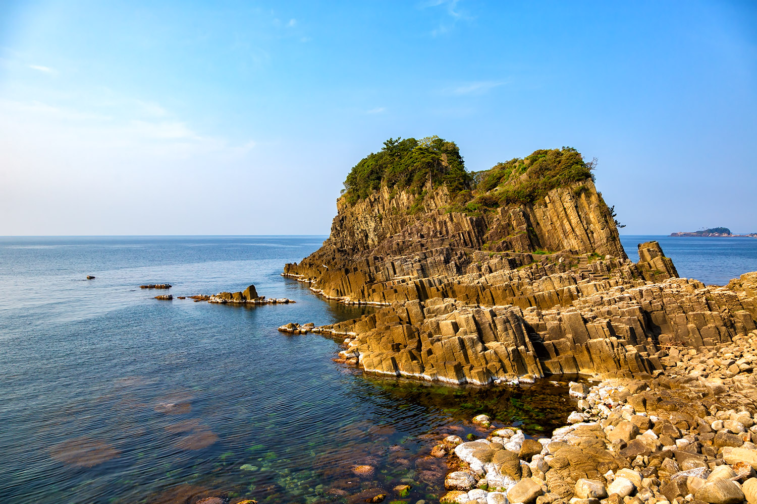 浸食が生んだ奇岩の島、福井県越前海岸の鉾島