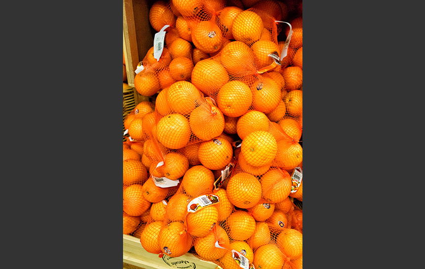 オレンジ一色！マレーシアのスーパーで山積みになっていた果物