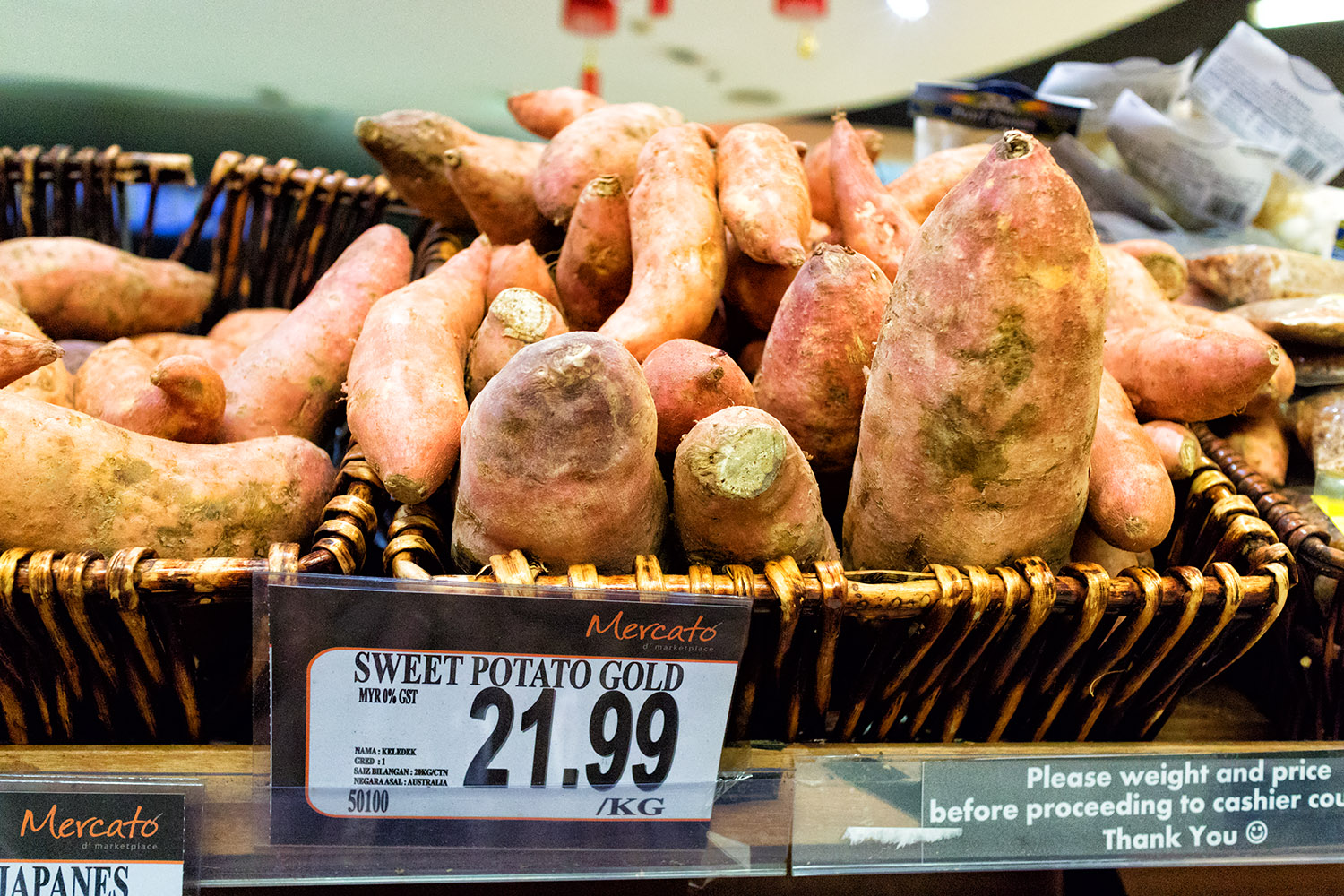 マレーシアのスーパーで売られている、形が不揃いのさつま芋