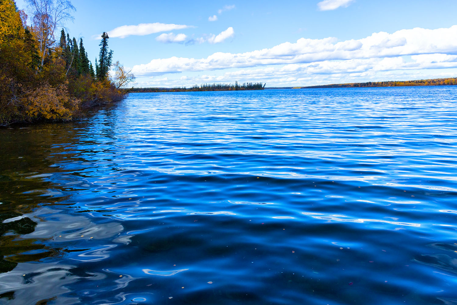 水面が青く美しいカナダ　ワトソンレイク
