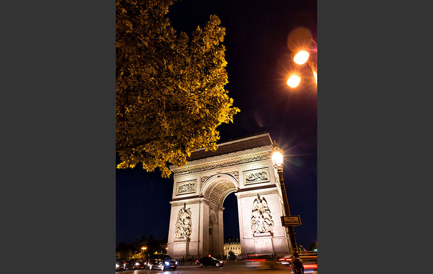 パリの夜空に輝く凱旋門