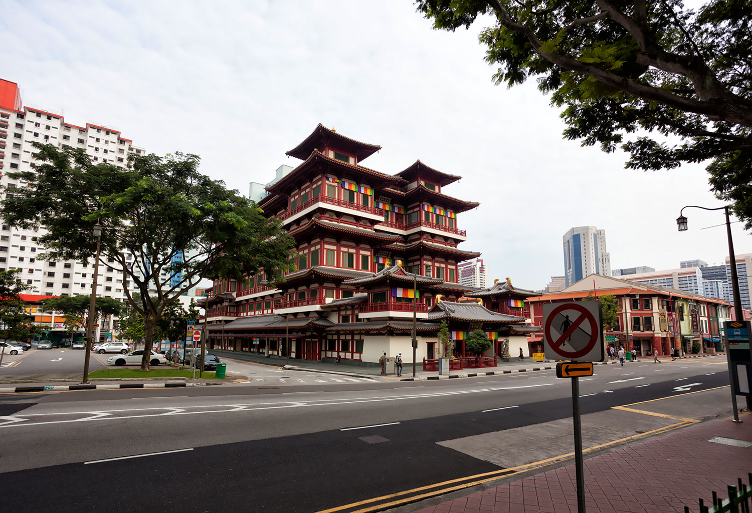 チャイナタウンの大通りにそびえる『新加坡佛牙寺龍牙院』