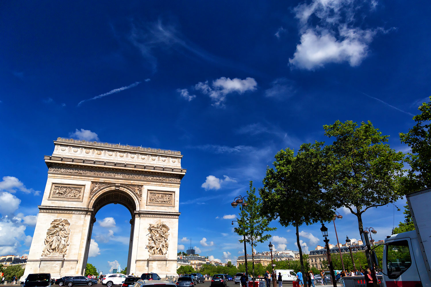 空が高い！夏のパリ、マロニエ並木と凱旋門