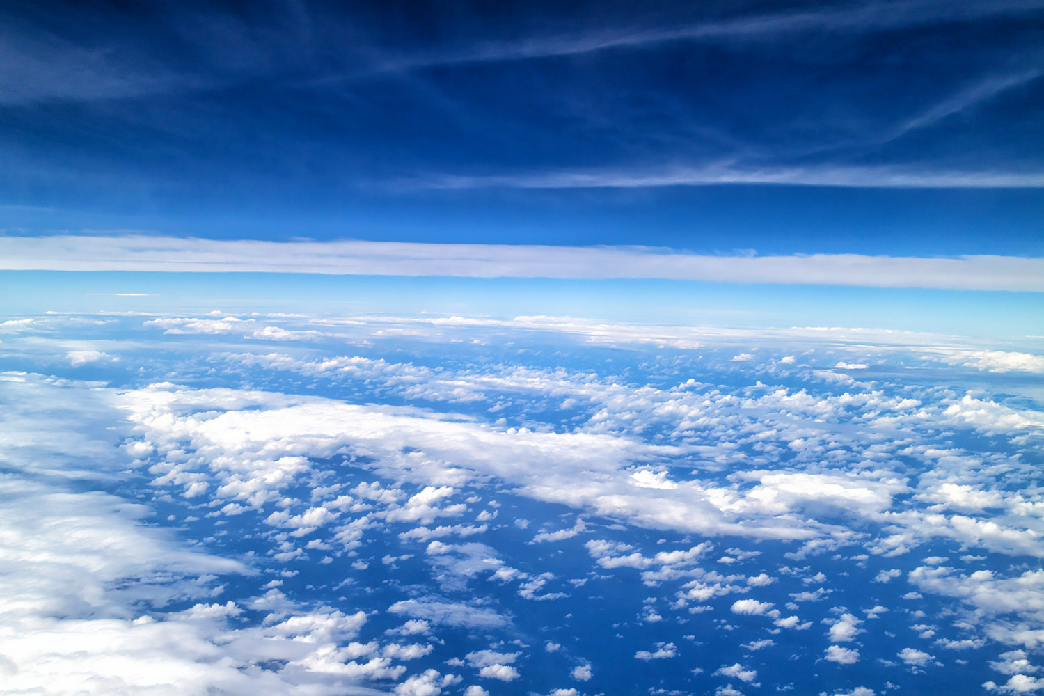 飛行機から見た雲の絨毯 無料壁紙 商用利用可の画像 イラスト素材ならfotoma フォトマ