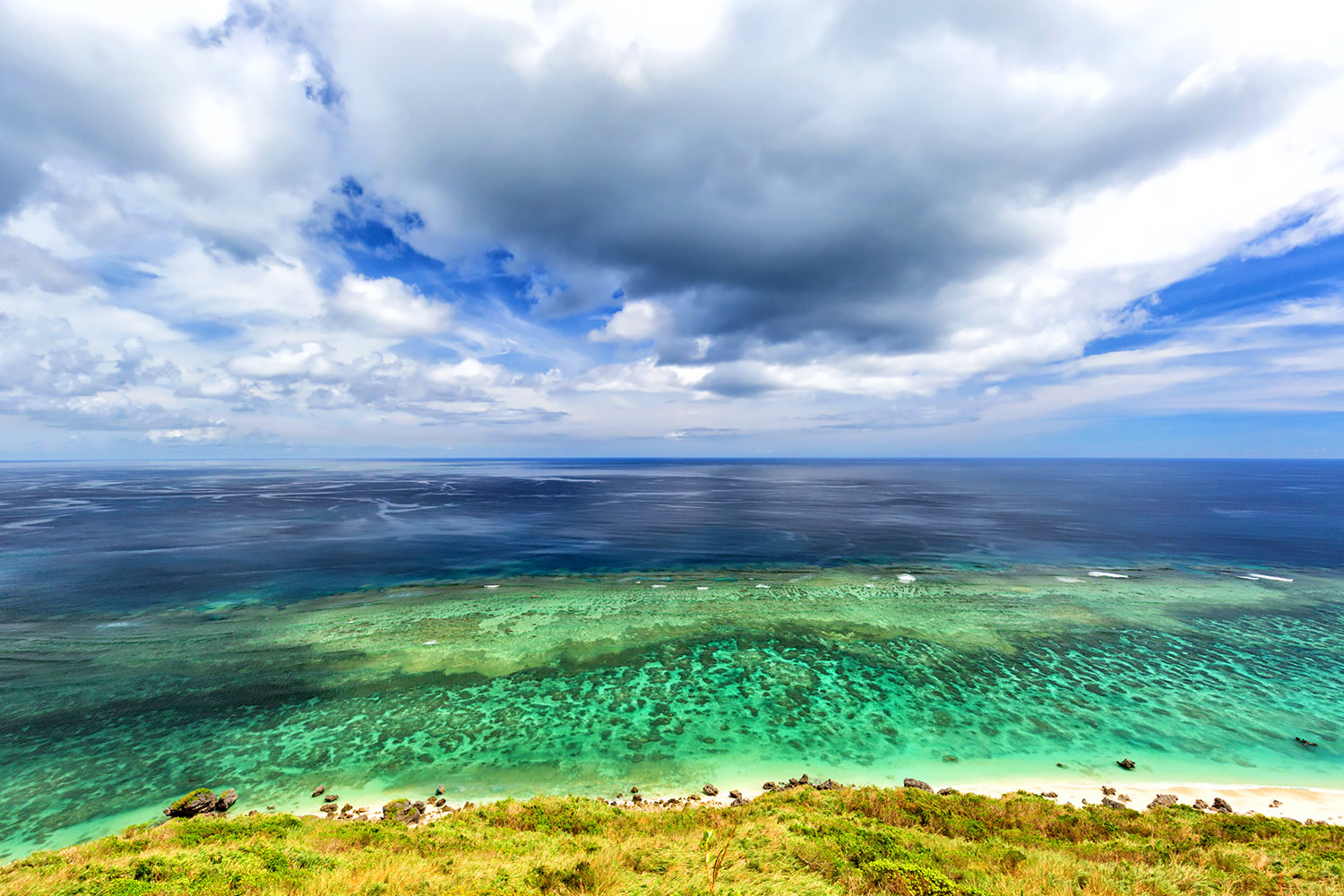 宮古島のイーストコースト、エメラルドの海に透けるサンゴ礁