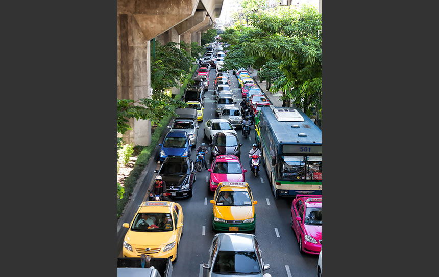 タイ・バンコク市内の交通渋滞、進まぬ車列