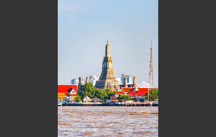 タイ・バンコク、暁の寺ワット･アルンの大仏塔
