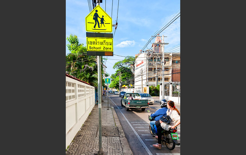 バンコク・よもぎ色の交通標識「スクールゾーン」
