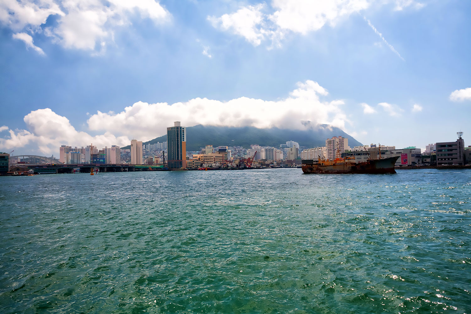 朝の韓国・釜山港から望む影島の蓬莱山