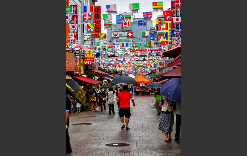 ソウルで最初に出来た大きな市場、万国旗がたなびく南大門市場