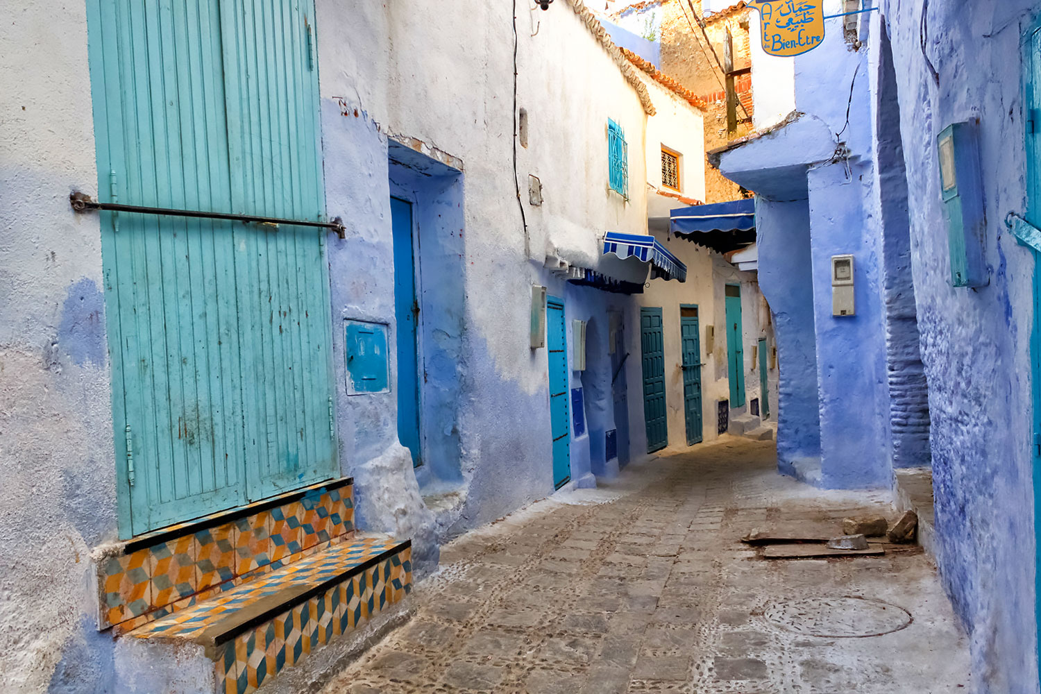 モロッコ・シャウエン、色々な青に塗られた壁とドア